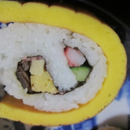 うまく作れなかった伊達巻がようやく作れたので、お寿司にしました！ごちそうさまでした♡
